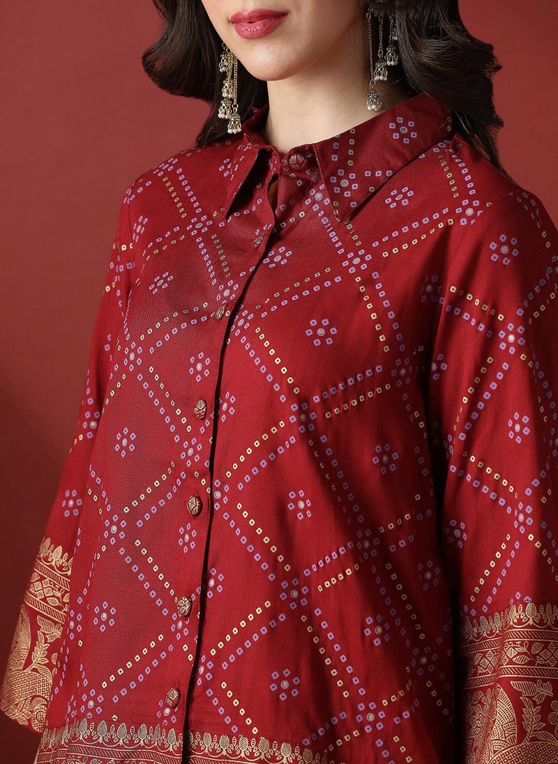 جلو باص طقم نسائي بلوزة وبنطلون بالازو بطبعة بانداني ذهبية بياقة ونسيج مارون - Image 5